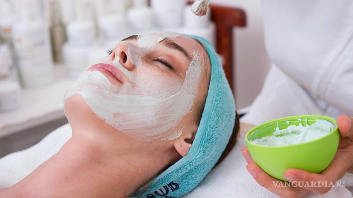 $!Utiliza un limpiador suave y antiedad para eliminar las impurezas y preparar la piel para los siguientes productos.