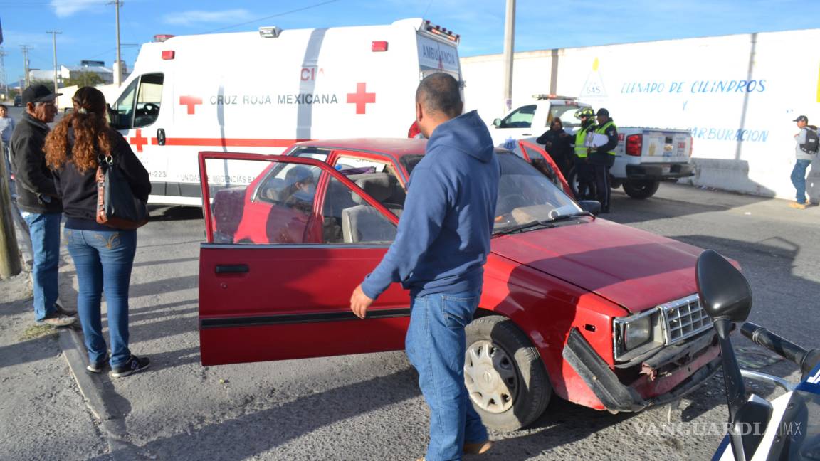 Da vuelta sin fijarse y ocasiona accidente