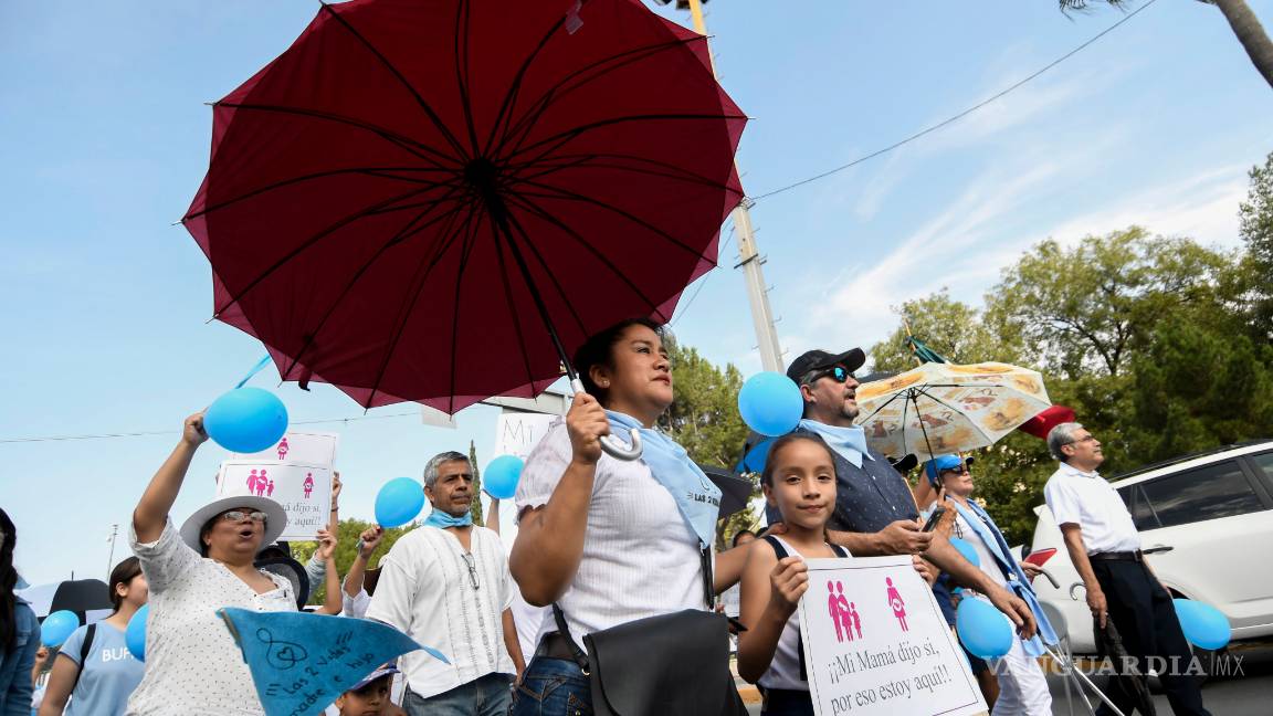 $!Marchan en Saltillo a favor de la vida y la familia tradicional; en 17 estados, en pro del aborto