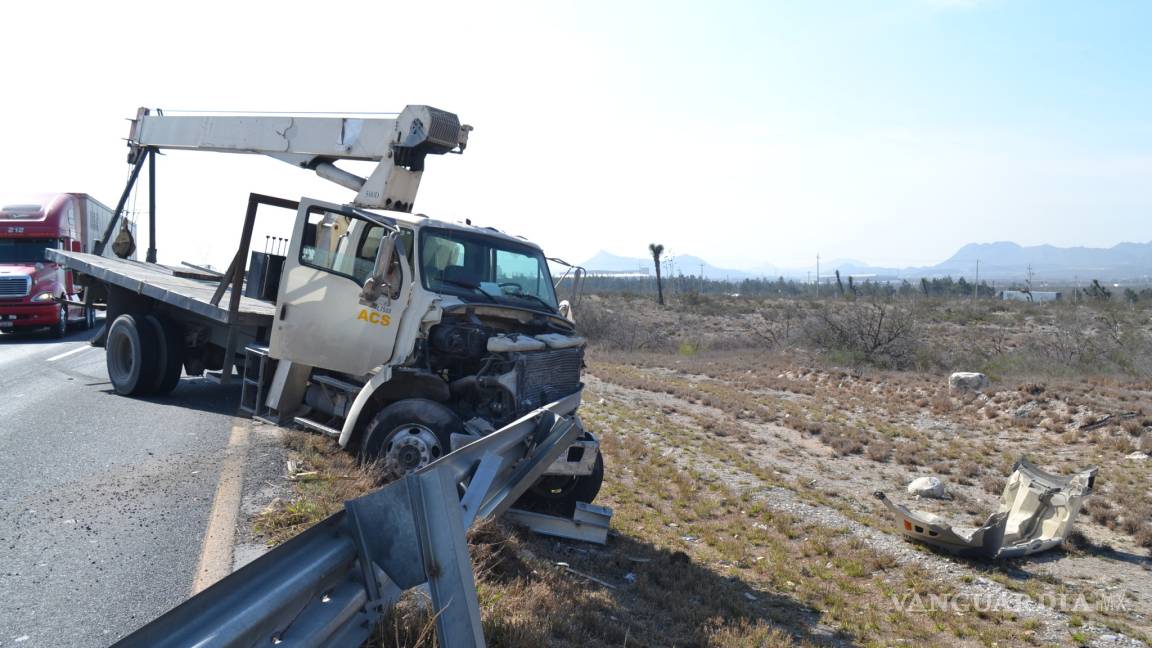 Grúa lo impacta en carretera Saltillo-Monterrey, camión le pasa por encima... ¡y sale ileso!