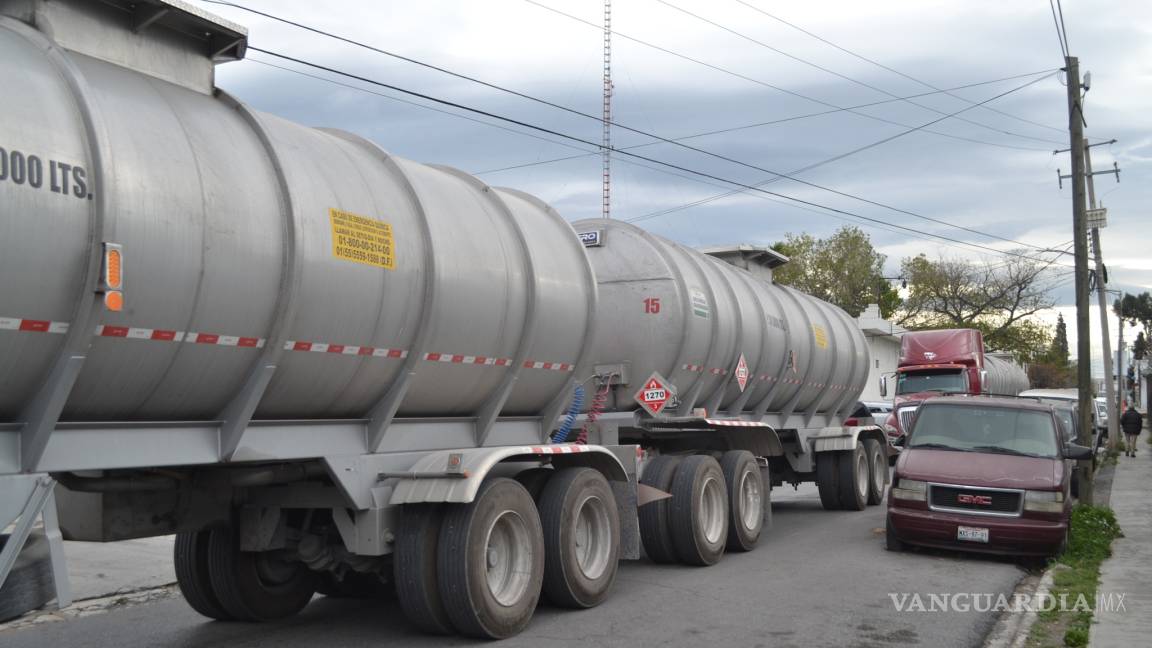 Decomisan huachicol de dos tractocamiones en la carretera a Torreón