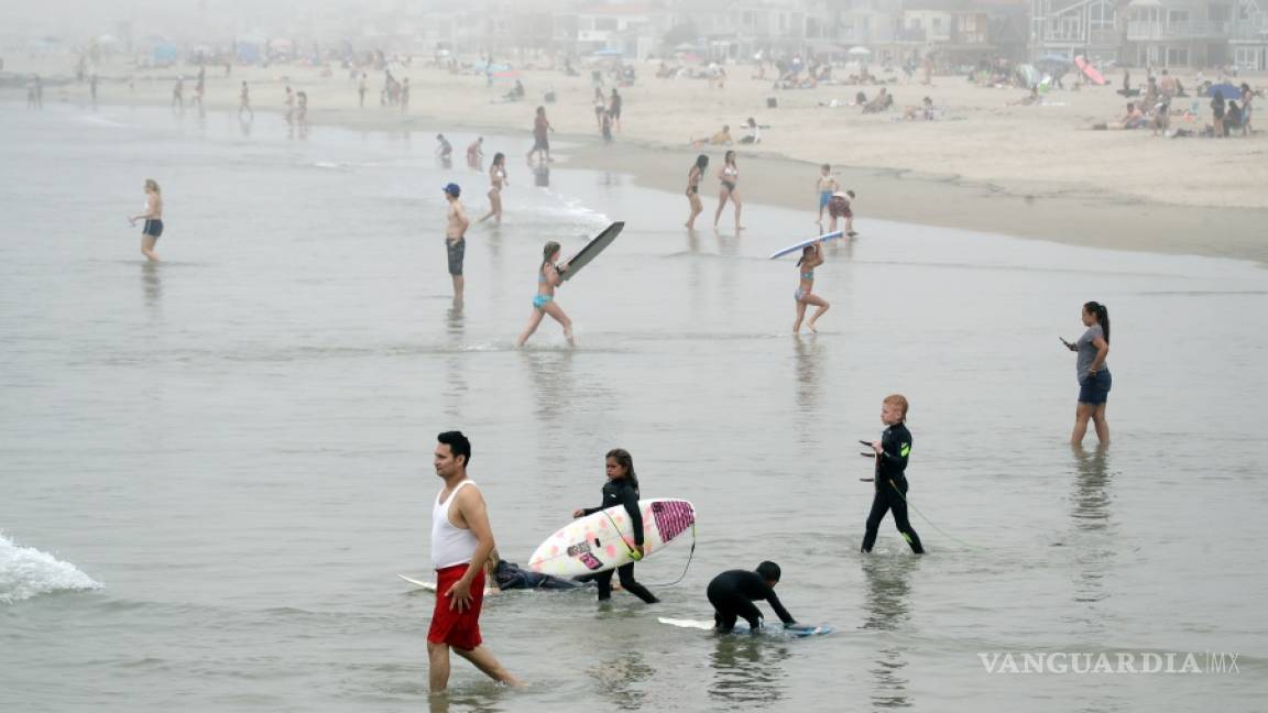 Playas de California son invadidas por 40 mil personas mientras EU se acerca al millón de casos por COVID-19