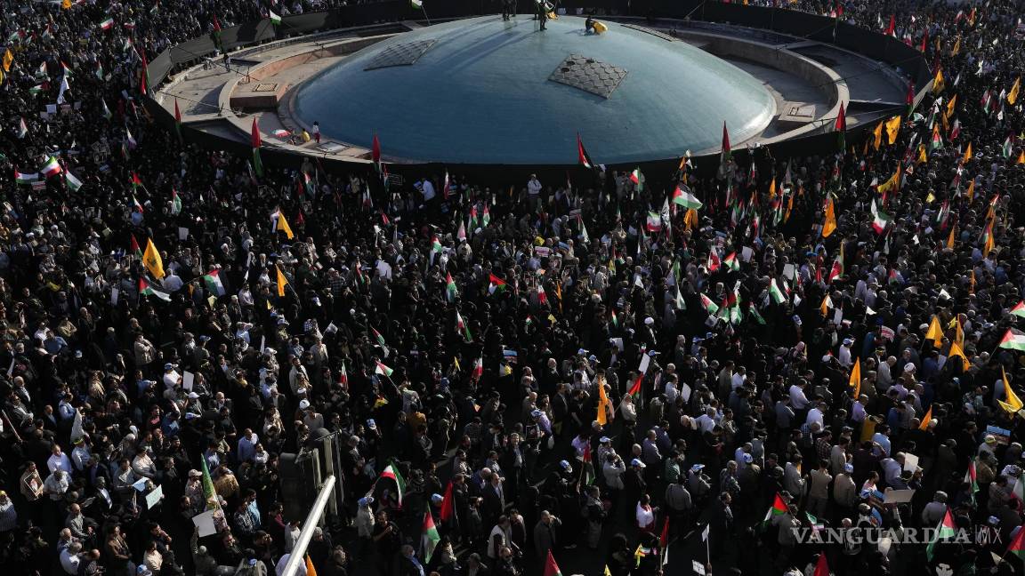 $!Manifestantes iraníes asisten a una manifestación antiisraelí en la plaza Enqelab-e-Eslami (Revolución Islámica). en Teherán, Irán.