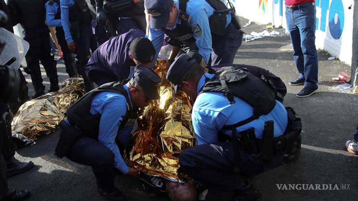 $!Tragedia antes de partido de futbol en Honduras, avalancha humana deja cuatro muertos