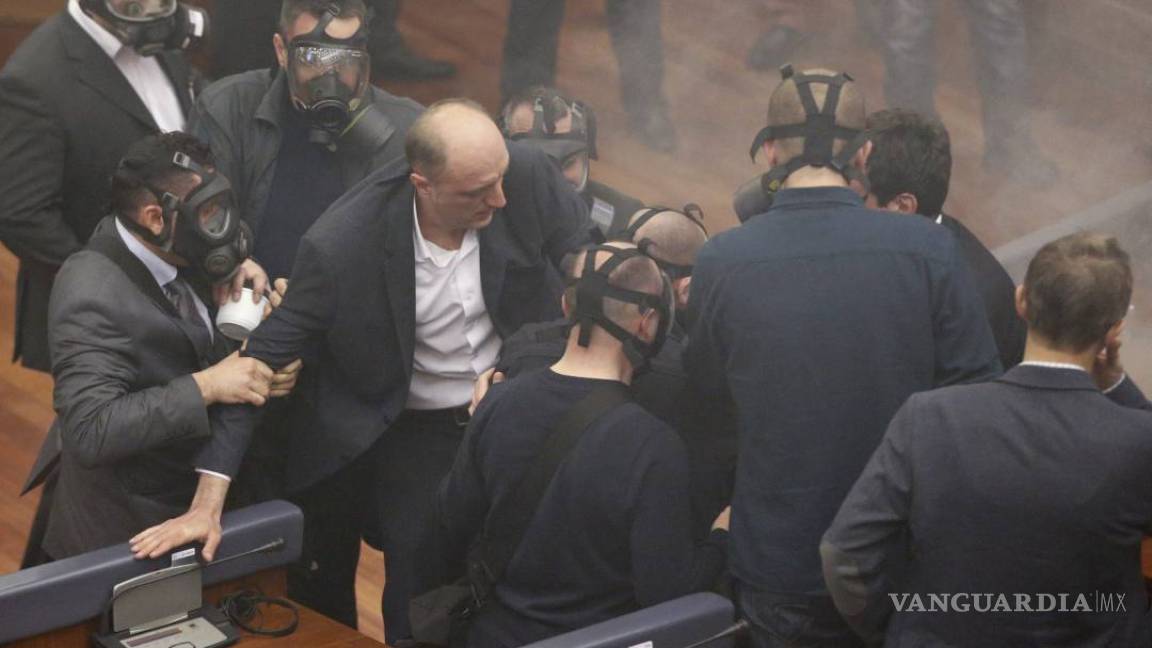 Oposición kosovar lanza gas lacrimógeno en el Parlamento