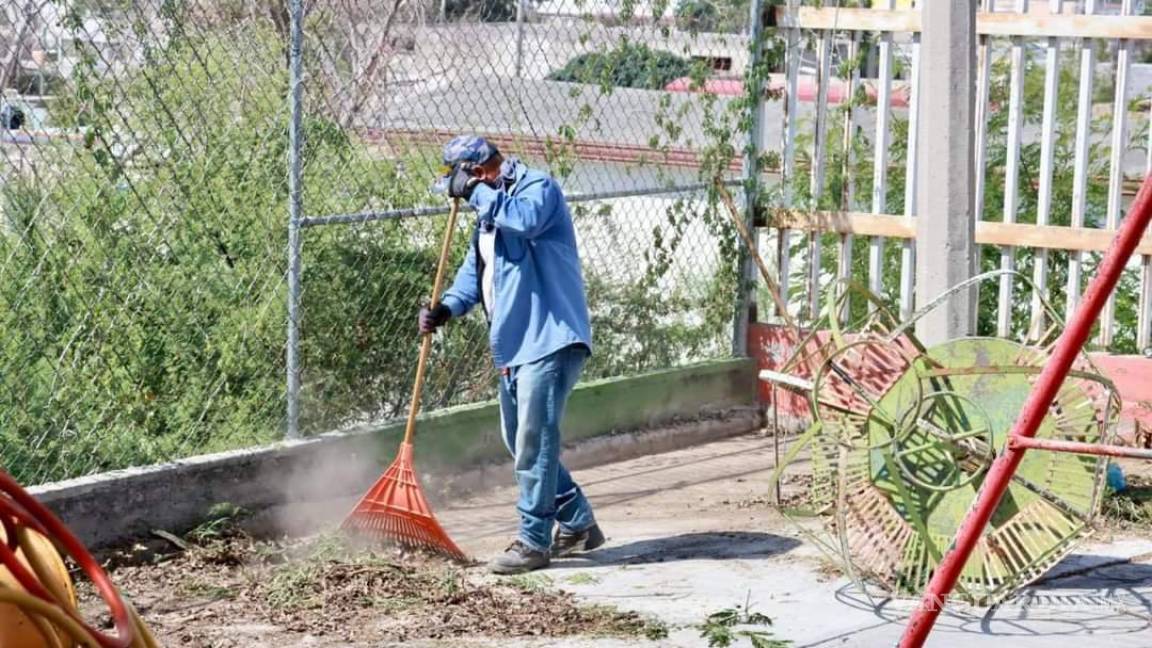 Julio Long, alcaldes de San Juan de Sabinas, encabeza jornada de limpiezas en escuelas