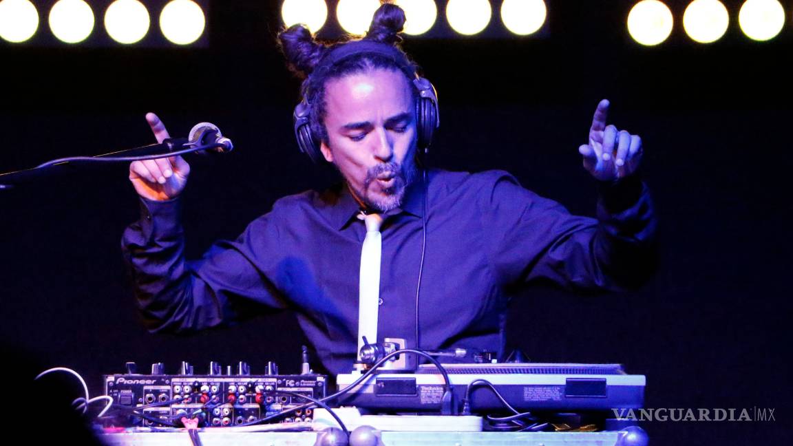 $!Rubén Albarrán saca su lado cumbianchero