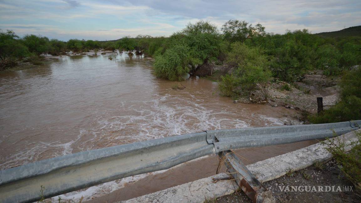 $!Tras fuertes lluvias se registraron desbordes de arroyos en la Región Carbonífera de Coahuila, donde el municipio de Múzquiz quedó prácticamente bajo el agua