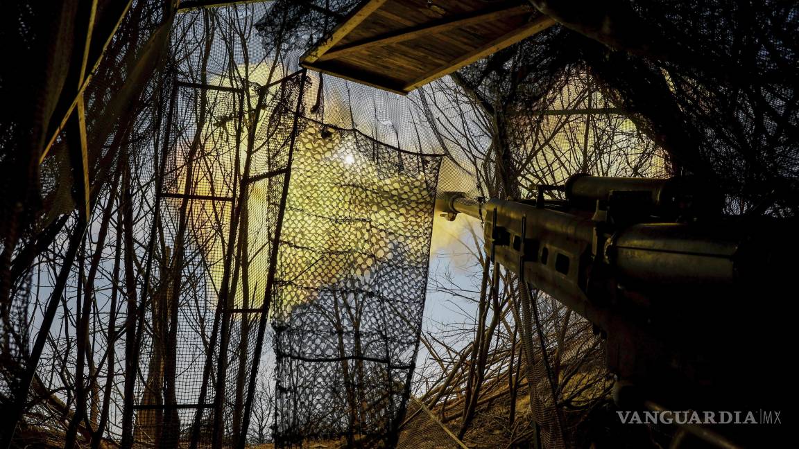 $!Soldados ucranianos disparan un obús M777 hacia objetivos rusos en la línea del frente cerca de Donetsk, Ucrania.