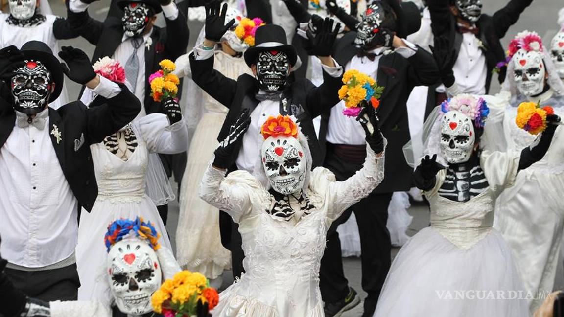 $!Los muertos toman calles de la Ciudad de México en un macrodesfile (fotos)