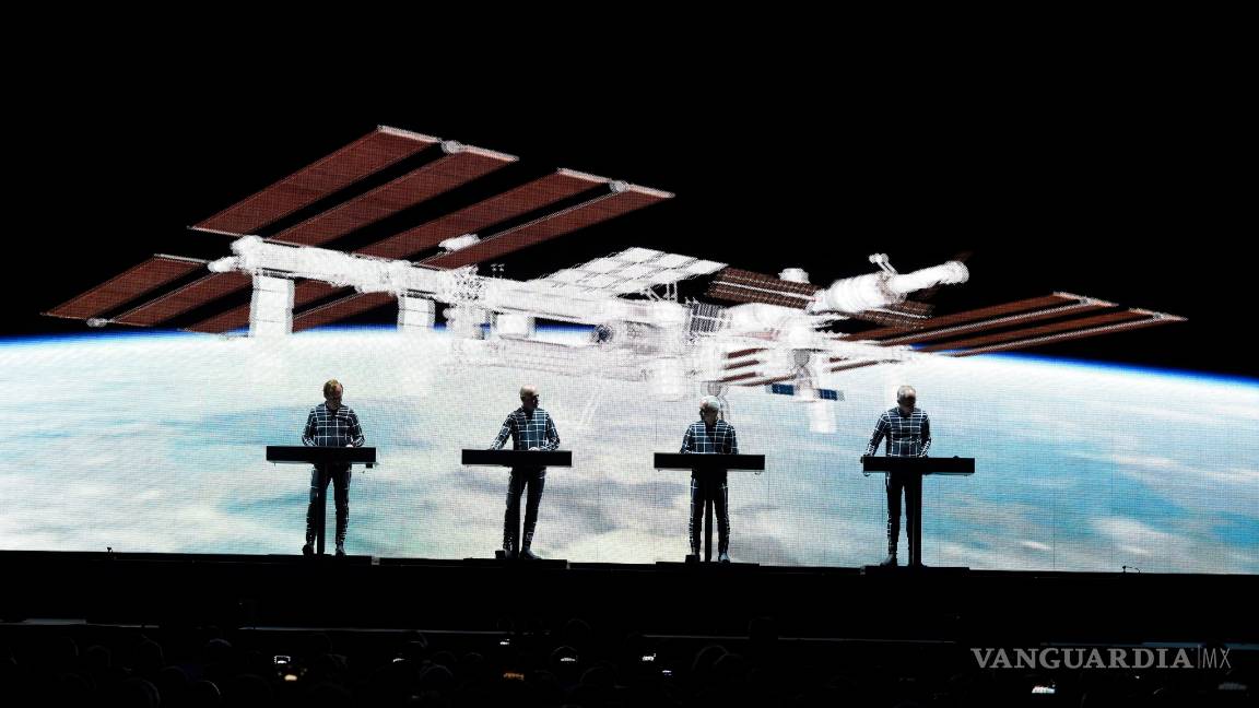 $!Música desde el espacio, un astronauta alemán causa furor con Kraftwerk