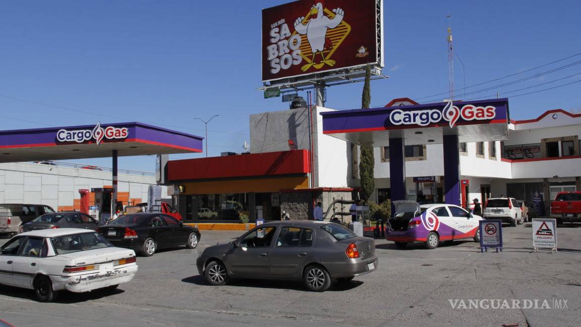 Usuarios arguyen ‘falla’ por gasolina alterada en negocio de Saltillo