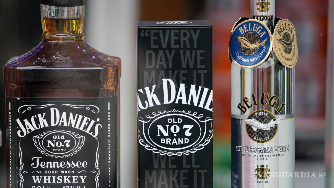 $!Botellas de whiskey de la marca Jack Daniels en una tienda junto a una botella del vodka ruso Beluga en Düsseldorf, Alemania.