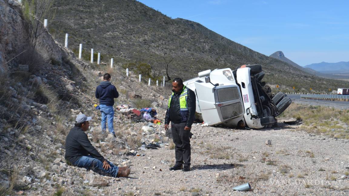 Vuelca trailero por recoger su celular, transitaba por la carretera a Zacatecas