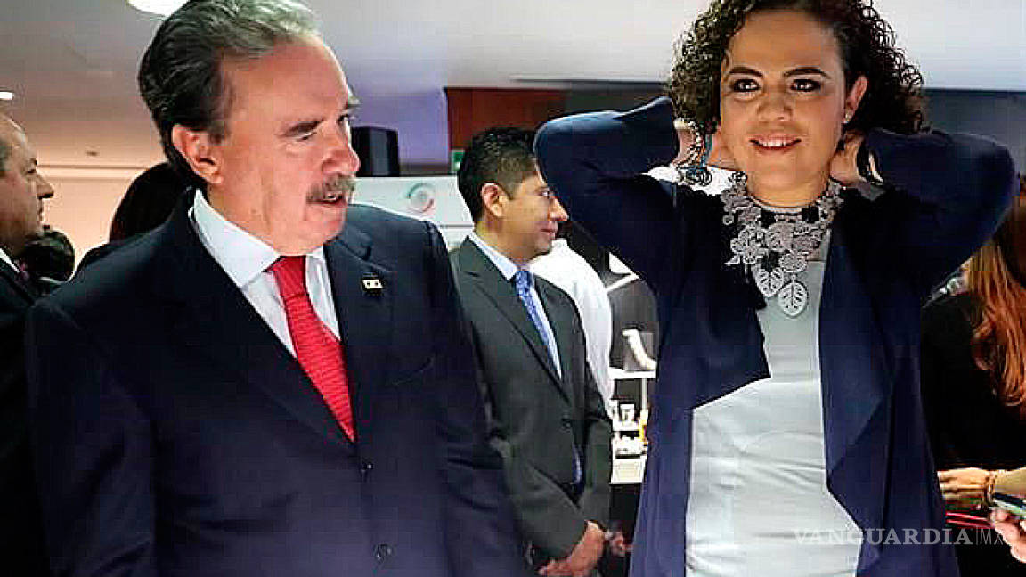 'Regalitos' entre senadores, Gamboa obsequia a Mariana Gómez un collar de plata