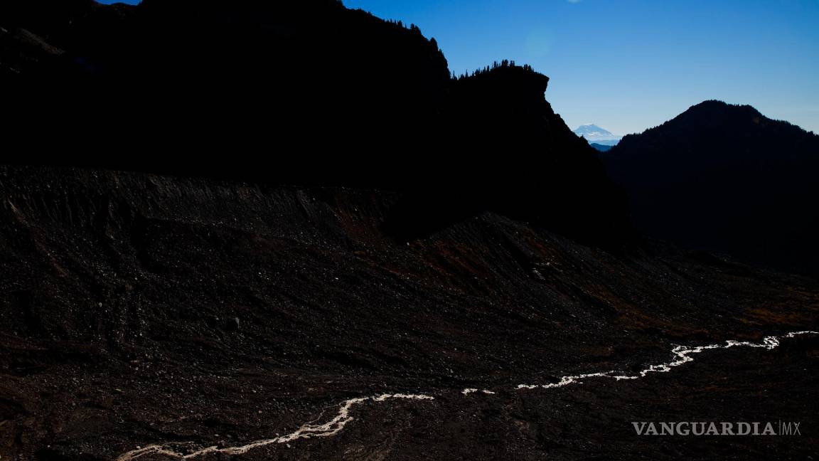 $!El agua de deshielo fluye donde alguna vez lo hizo el glaciar Tahoma en las laderas del Monte Rainier en Washington, el 22 de octubre de 2018.