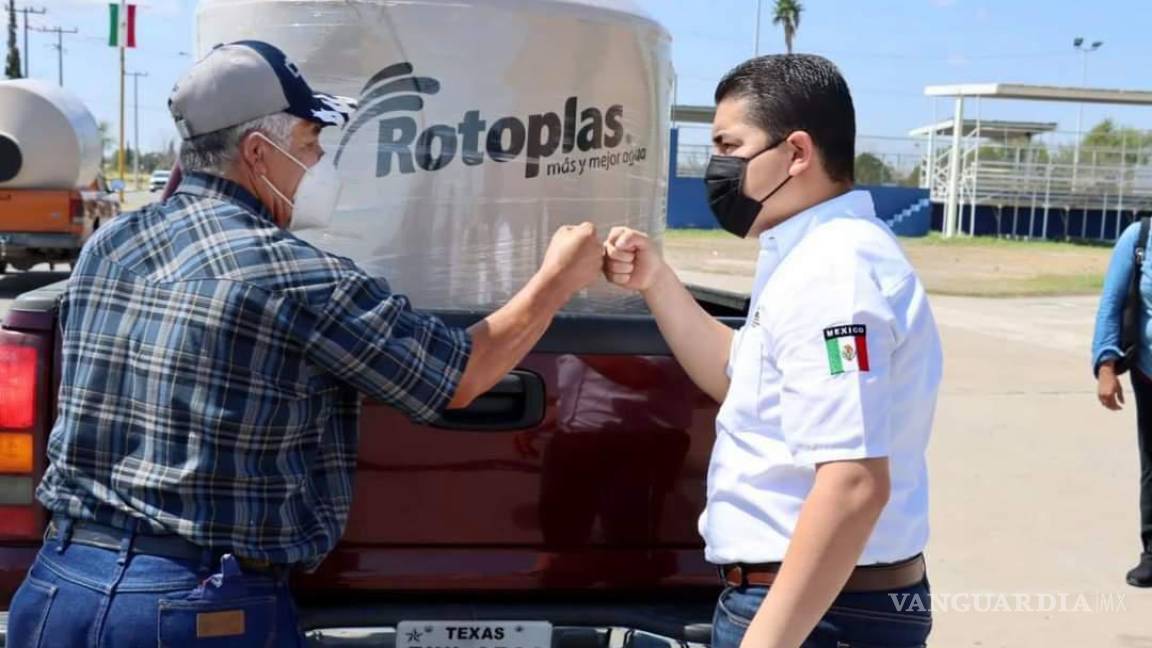 Alcalde de San Juan de Sabinas entrega tinacos a familias de Nueva Rosita