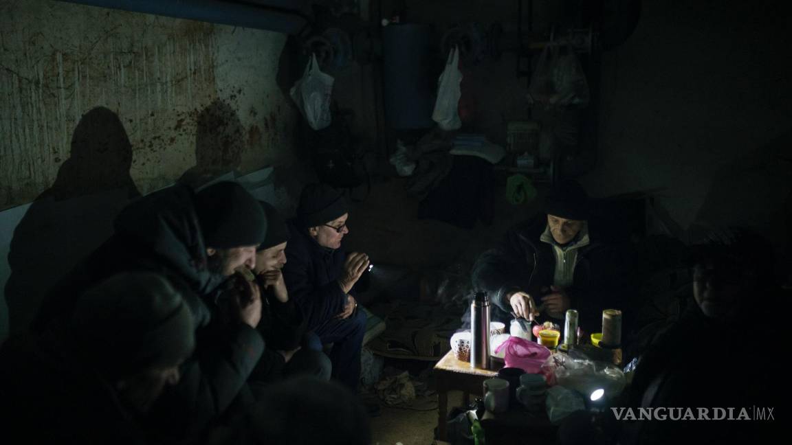 $!Residentes preparan té en un sótano empleado como refugio antiaéreo en Irpin, a las afueras de Kiev, Ucrania, el 13 de marzo de 2022.