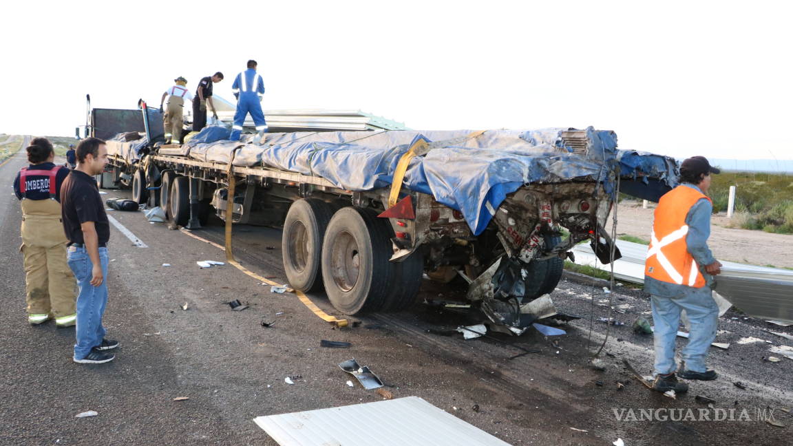 Un trailero muere prensado en la autopista Saltillo-Torreón