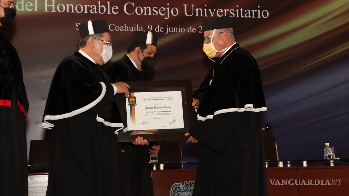 Reciben dos investigadores de la Universidad Autónoma de Coahuila el grado de Dr. Honris Causa