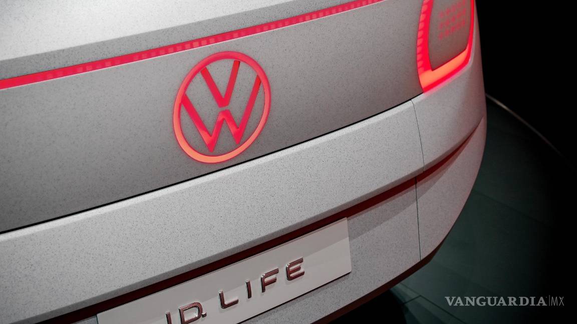 $!El Volkswagen VW ID. Life en exhibición en el primer día de vista previa para la prensa del Salón Internacional del Automóvil IAA en Munich, Alemania. EFE/EPA/Sascha Steinbach