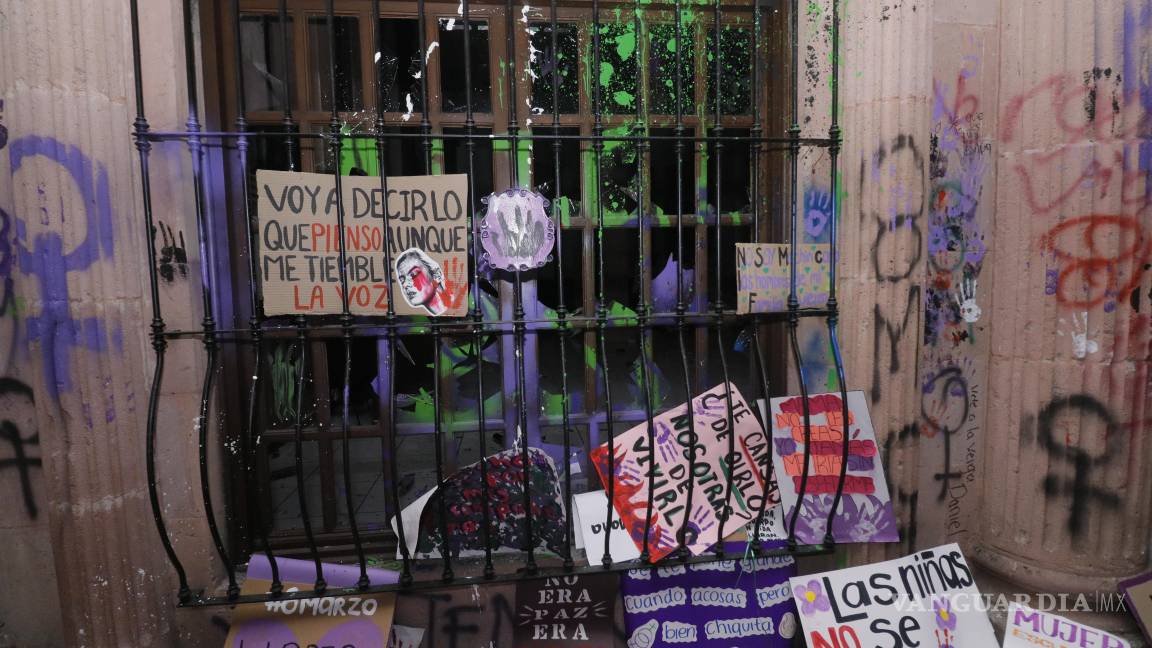 $!Saltillo-08-Marzo-2023.En un evento que congregó a más de 3 mil mujeres en la capital de Coahuila, las instalaciones del Congreso del Estado terminaron con pintas tras marcha por el 8M.