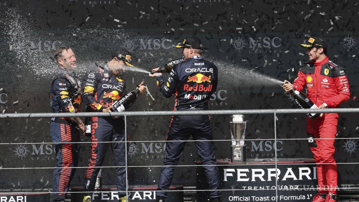 $!‘Tenía que hacer mi propia carrera, pero Max fue muy rápido’, comentó Sergio Pérez tras conseguir el segundo lugar.