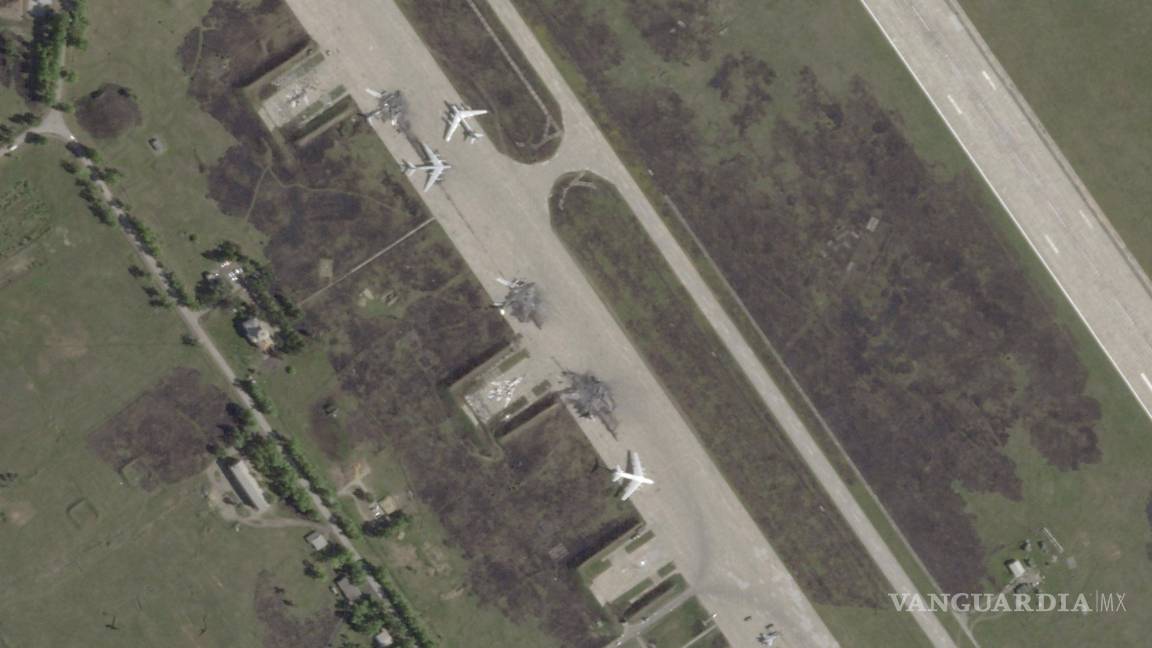 $!Imagen satelital que muestra los daños causados por un ataque con un dron ucraniano contra la base aérea de Belaya, en la región de Irkutsk, al este de Siberia.