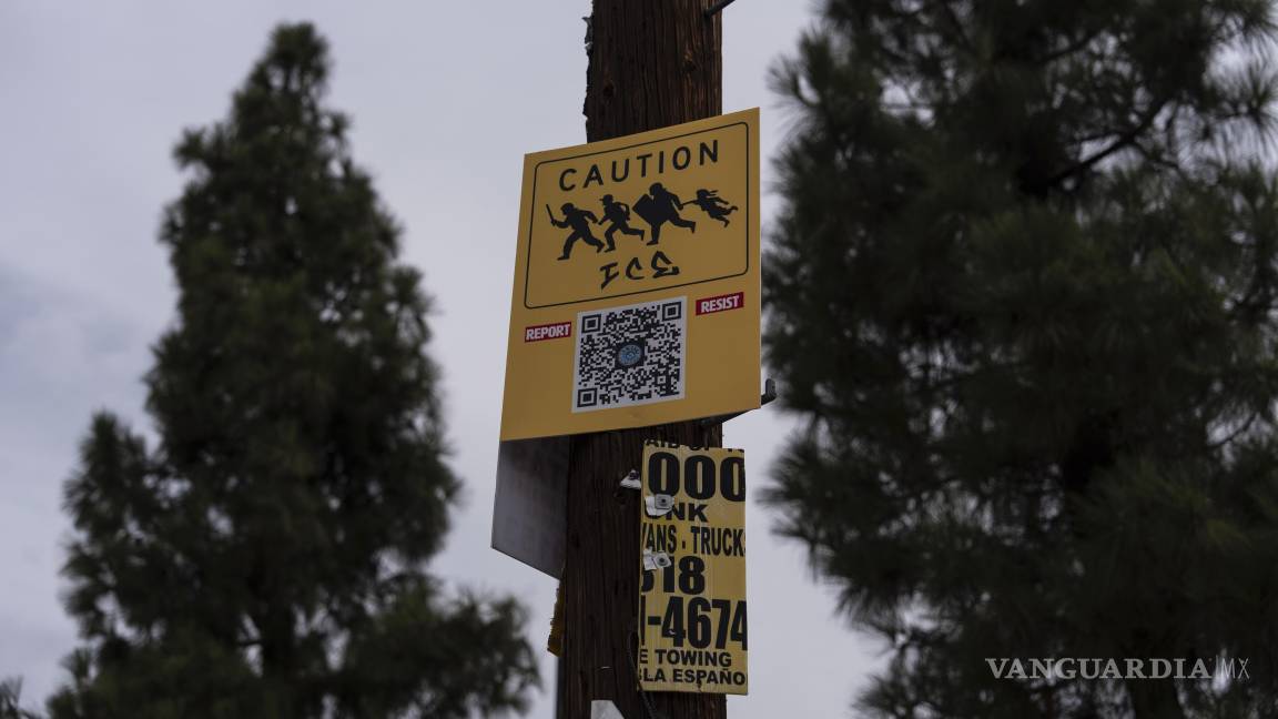 $!Una pancarta en protesta contra el ICE está colocada en un poste de servicios públicos frente a una tienda de Home Depot en la zona de Van Nuys, Los Ángeles.