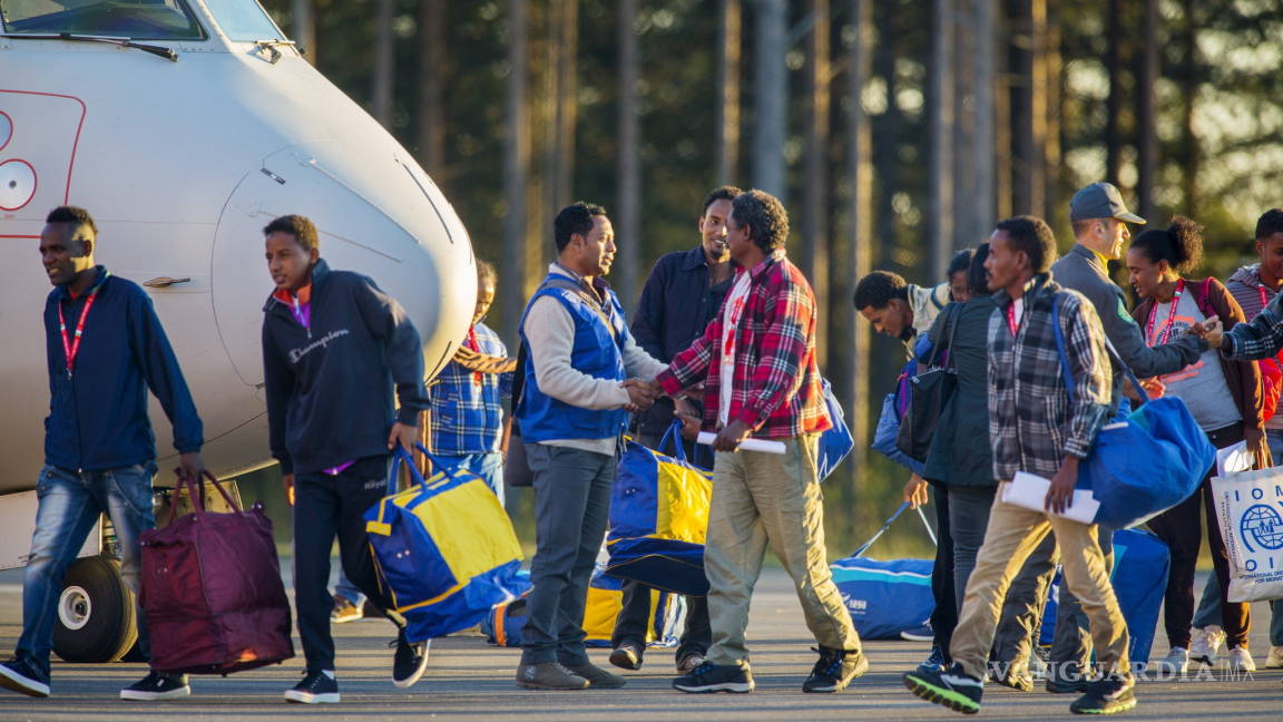 Parte a Suecia primer grupo de refugiados según plan de la UE