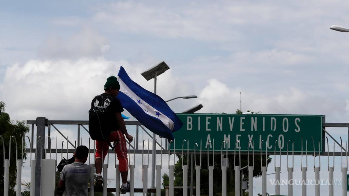 $!Caos y heridos, caravana migrante rompe cerco y cruza frontera con México (Fotogalería)