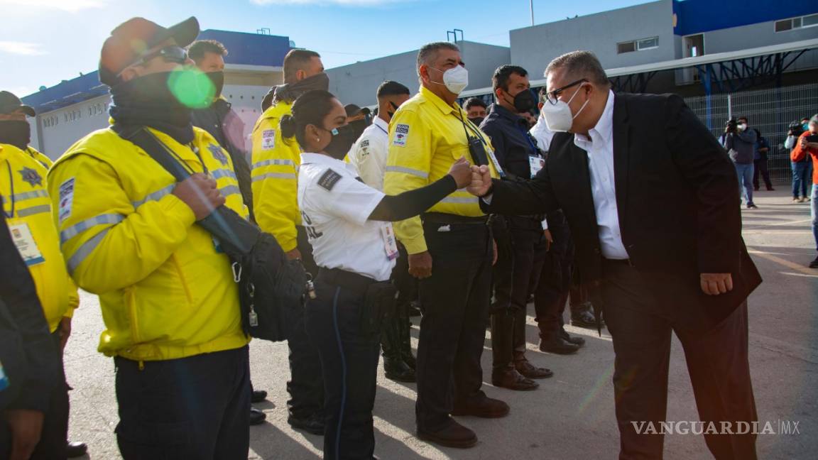 Sergio Lara Galván entrega 2 mil cubrebocas a policías y tránsitos de Torreón