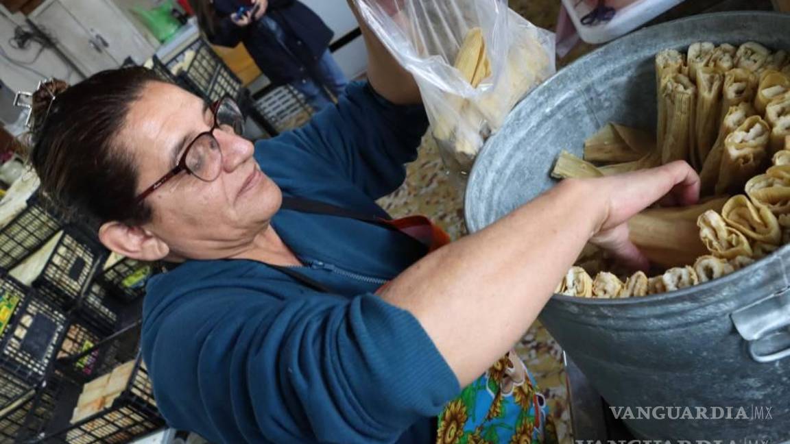 $!En la calle Manuel Acuña, en el centro de Ramos Arizpe, doña Patricia es de las pioneras en la preparación de los tradicionales tamales.