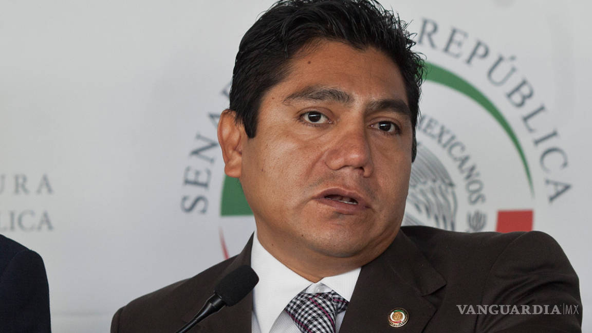 Senador Preciado irrumpe con escoltas armados en el PAN de Colima