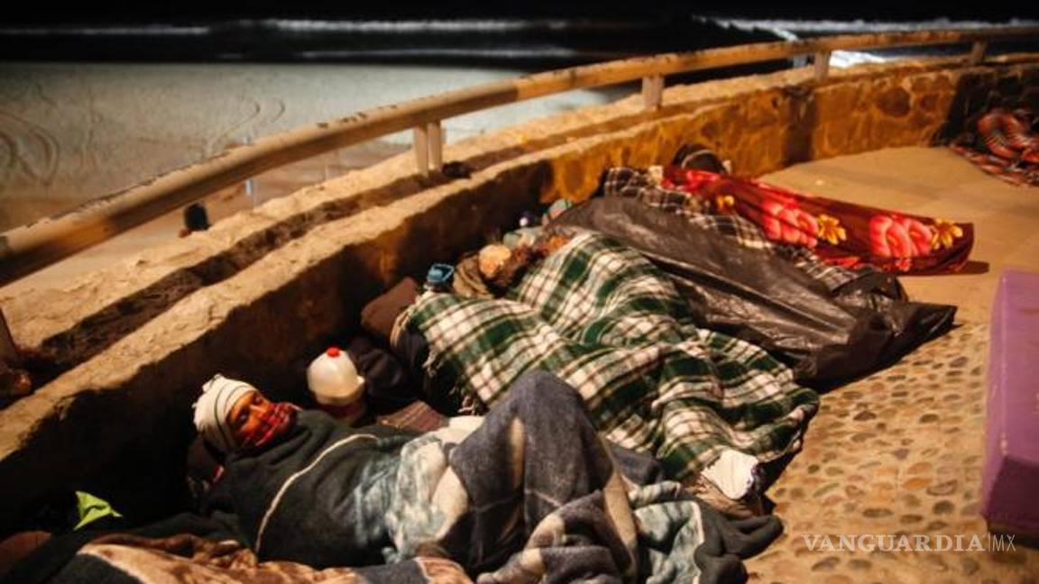 $!Vecinos de Playas de Tijuana se enfrentan a golpes con migrantes