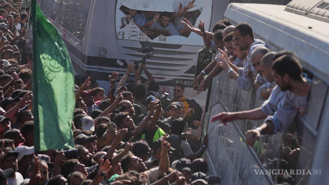 $!La gente se reúne para saludar a los prisioneros palestinos que llegan en autobuses a la Franja de Gaza después de su liberación de las cárceles israelíes.
