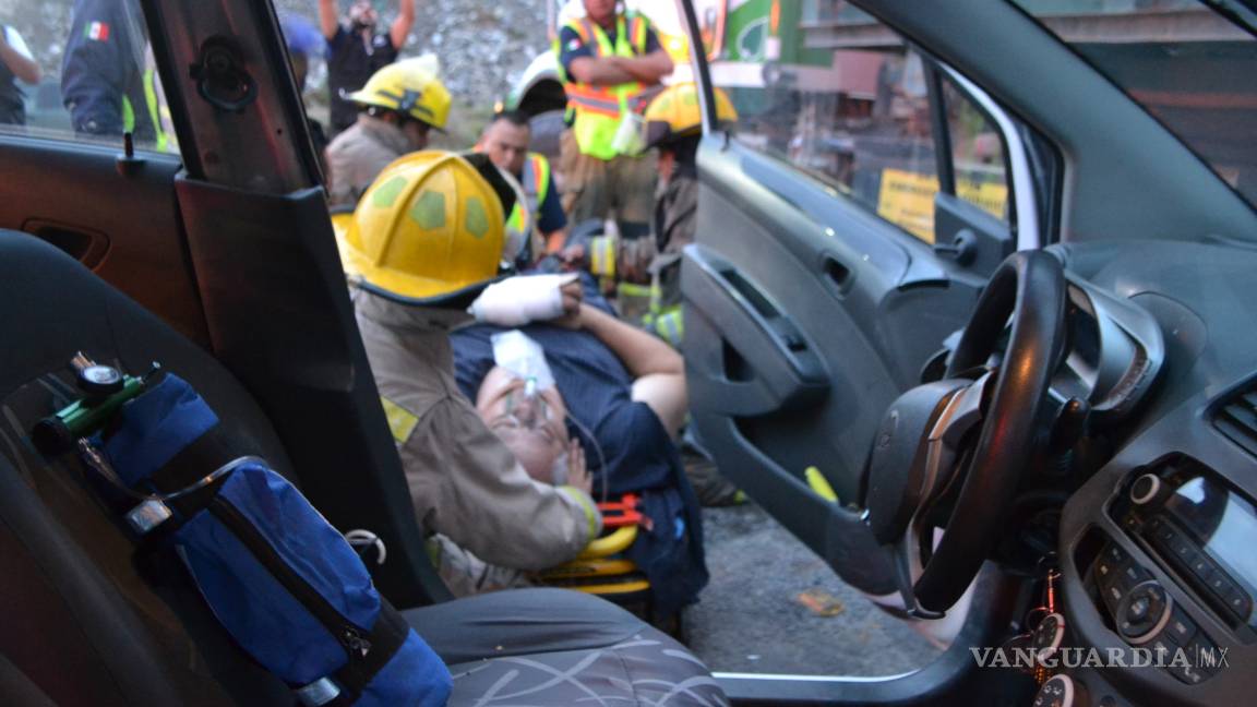 $!Joven conductor se estrella contra camión que se le atravesó en la carretera a Torreón