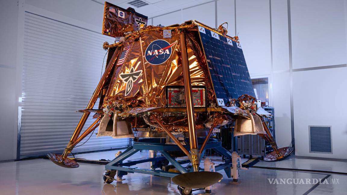 $!Fotografía cedida por Firefly Aerospace donde se muestra el módulo de aterrizaje Blue Ghost misión 1 durante su ensamblaje en la sede de Cedar Park, Texas.