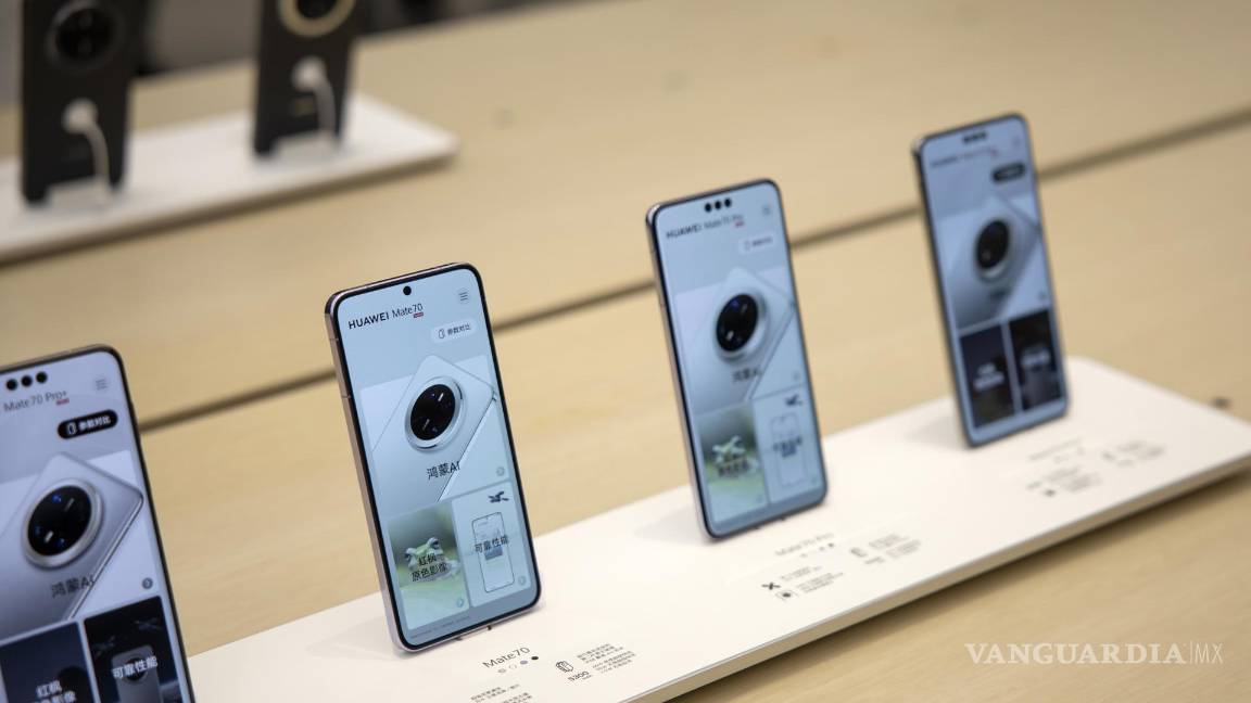 $!Los teléfonos inteligentes Huawei Mate 70 se exhiben en una tienda en Beijing, China