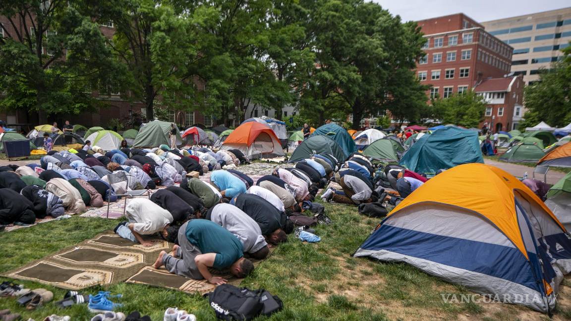 $!Personas participa en la oración Salat al-jumu’ah en campamento de manifestantes pro palestinos en la Universidad George Washington.
