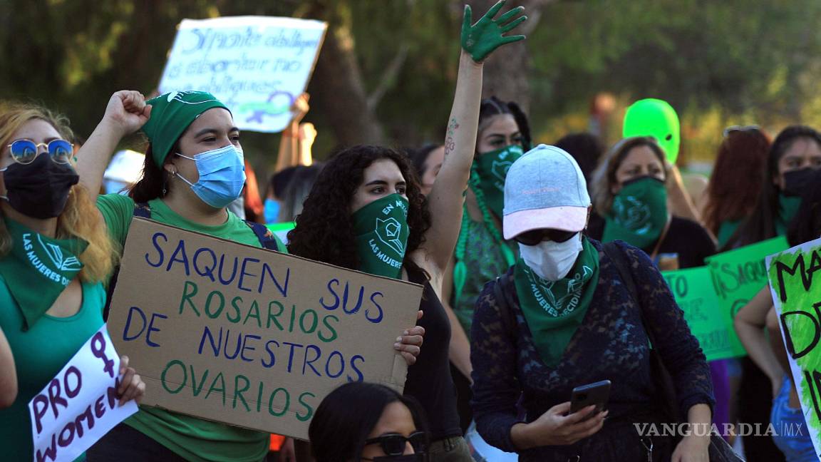 $!Imagen del 28 de septiembre de 2021 que muestra a mujeres mientras se manifiestan a favor del aborto, en Ciudad Juárez, Chihuahua. EFE/Luis Torres