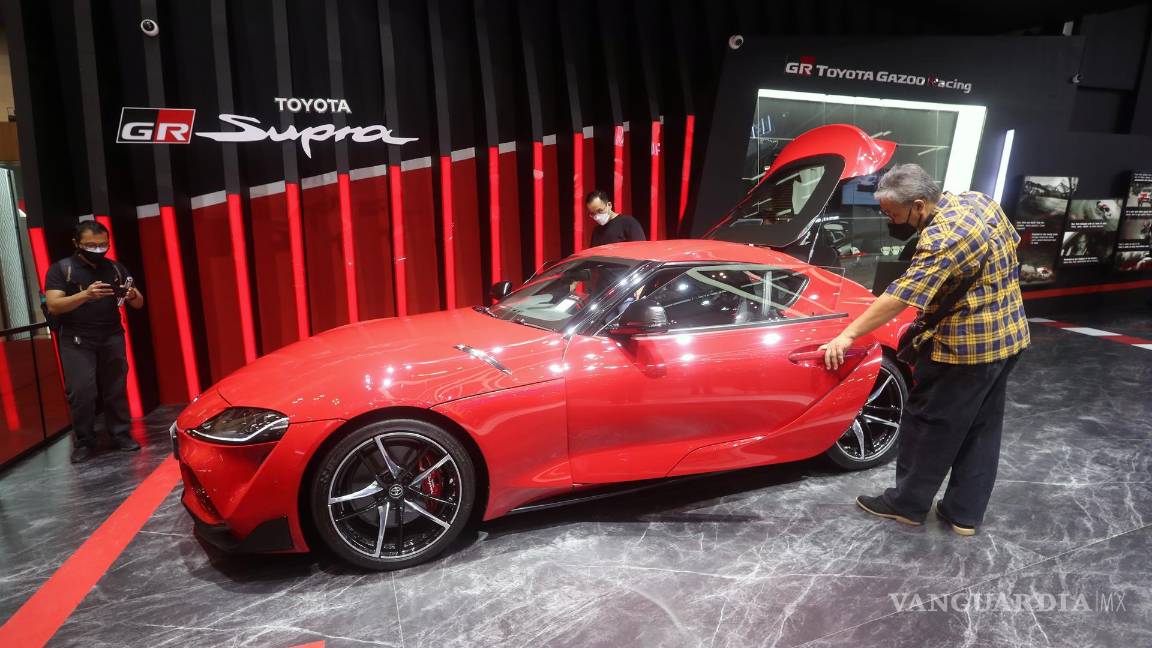 $!Un visitante mira el coche deportivo Toyota GR Supra durante el Gaikindo Indonesia International Auto Show 2021 en Tanggerang, Banten, Indonesia. EFE/EPA/Bagus Indahono
