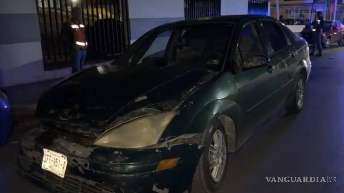 Hombre en estado de ebriedad dormita al volante e impacta a tres vehículos, al oriente de Saltillo