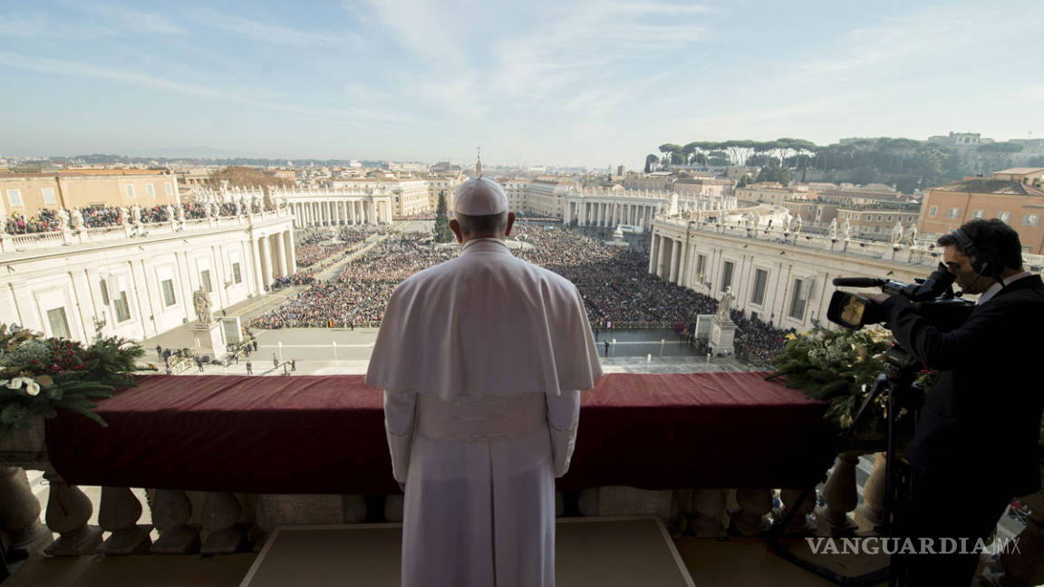Papa Francisco defiende la paz y a migrantes en mensaje de Navidad
