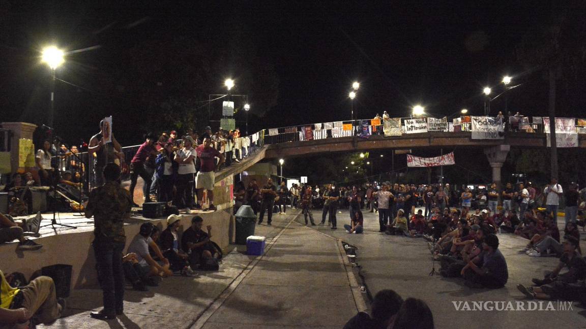 $!Pese a la renuncia de Hinojosa Ruiz, los alumnos mantienen el plantón.