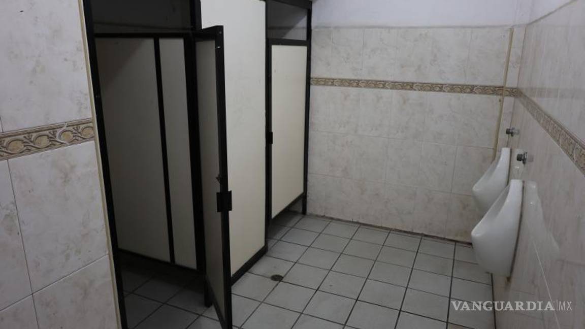 $!La falta de privacidad en las cabinas, afecta la comodidad y seguridad en el uso del servicio.