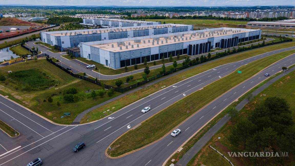 $!Centros de datos que albergan servidores informáticos y hardware que respaldan el uso moderno de Internet, como la IA, en Ashburn, Virginia, el 16 de julio de 2023.