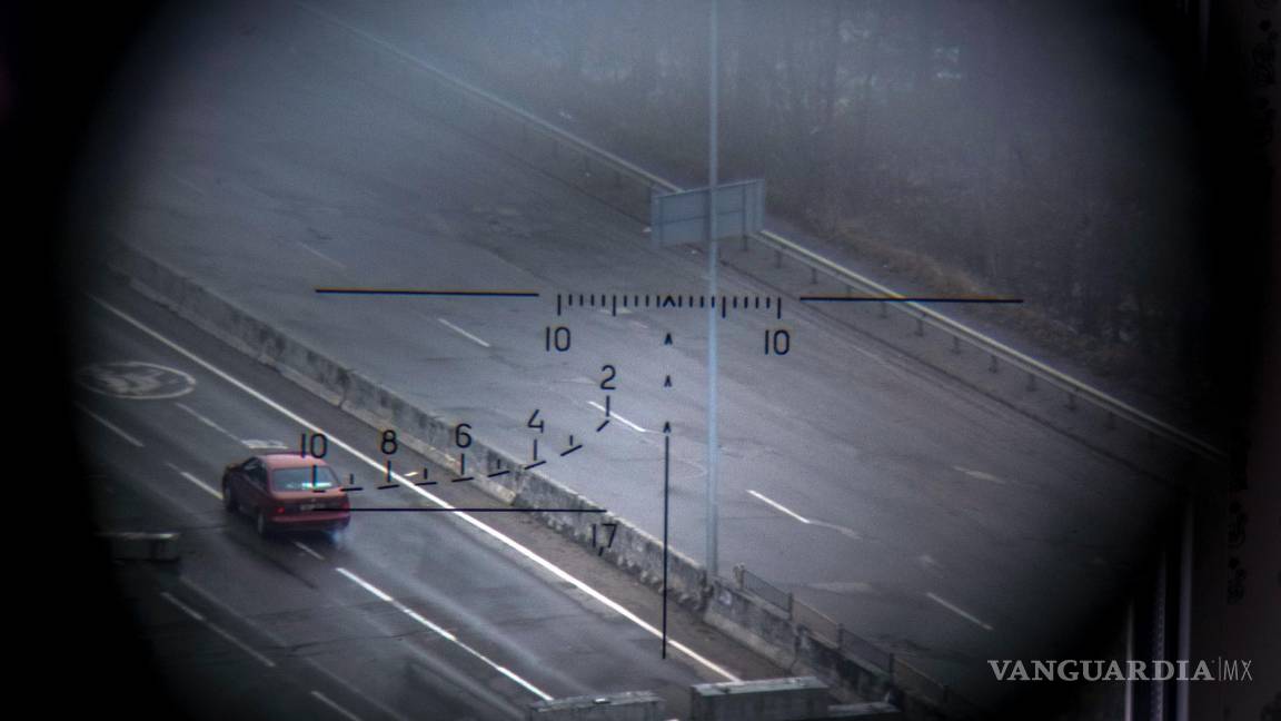 $!Un auto en movimiento, visible a través del visor de un rifle de francotirador Dragunov, desde una posición del ejército ucraniano en el norte de Kiev, Ucrania.