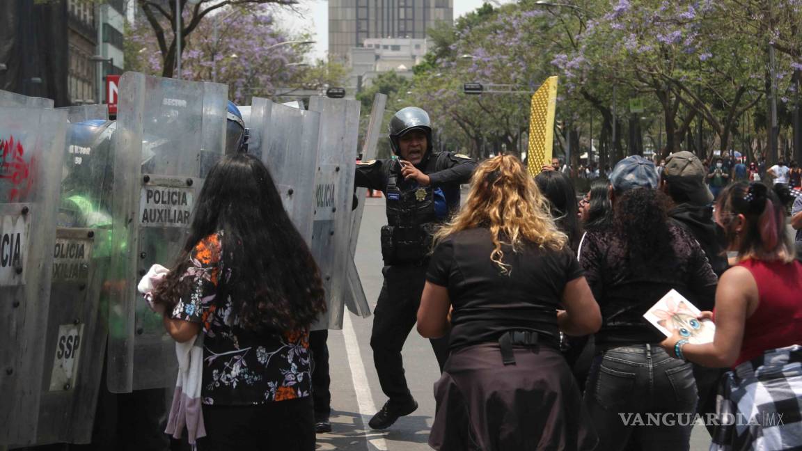 Ambulantes mazahuas se enfrentan contra policías
