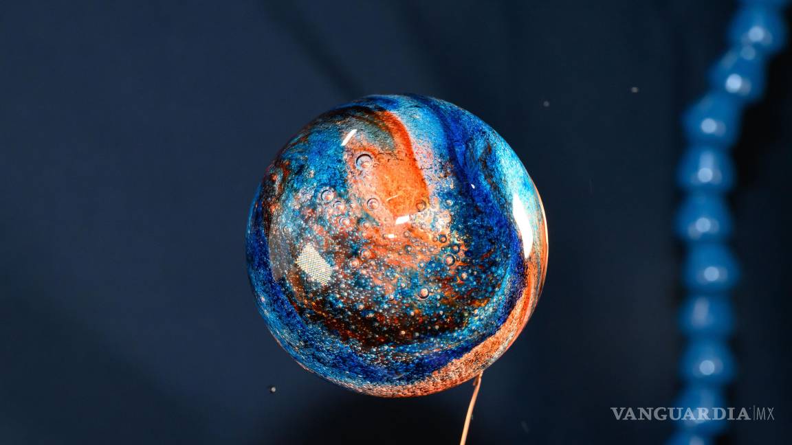 $!Don Pettit inyectó colorante alimentario en una esfera de agua en la Estación Espacial Internacional, creando un glóbulo que se parecía un poco al planeta Júpiter, o a una preciosa canica.